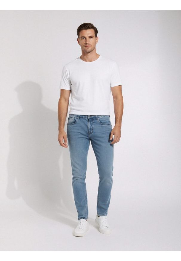 Sinsay - Jeansy chino slim fit - niebieski. Kolor: niebieski. Materiał: jeans