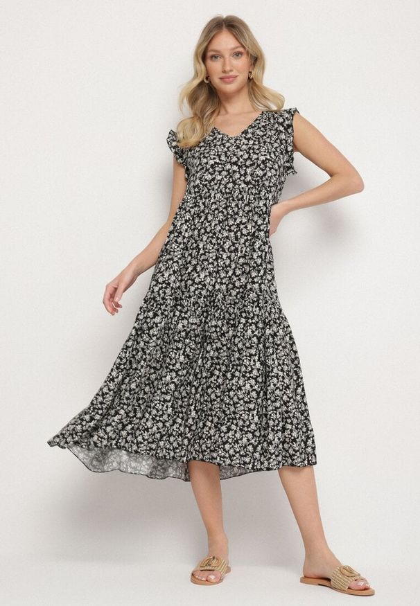 Born2be - Czarna Bawełniana Sukienka o Rozkloszowanym Kroju z Falbanami i Dekoltem w Serek Ifforine. Okazja: na co dzień. Typ kołnierza: dekolt w serek. Kolor: czarny. Materiał: bawełna. Styl: elegancki, casual