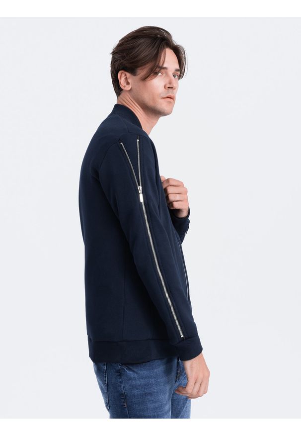Ombre Clothing - Bluza męska bomberka z ozdobnymi zamkami na rękawach AMSTERDAM - granatowa - Rozmiar: M. Kolor: niebieski. Materiał: dzianina, bawełna, skóra, poliester. Wzór: napisy, aplikacja