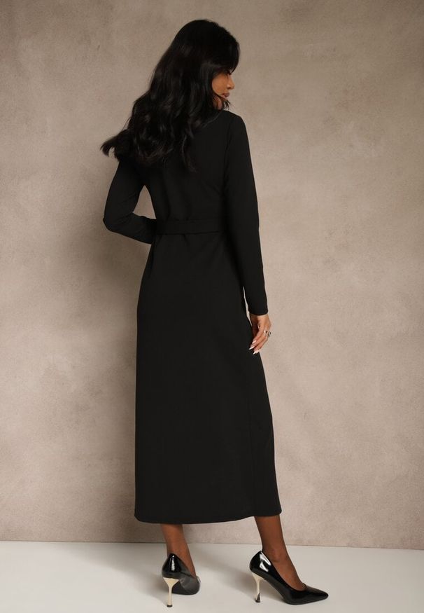 Renee - Czarna Koszulowa Sukienka z Wiskozą Ozdobiona Paskiem i Guzikami Vetionna. Okazja: na co dzień, na imprezę. Kolor: czarny. Materiał: wiskoza. Wzór: aplikacja. Typ sukienki: koszulowe. Styl: casual, elegancki. Długość: midi