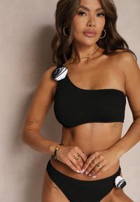 Renee - Czarne Bikini 2-Częściowe Asymetryczny Stanik i Majtki z Aplikacjami Kwiatu Namsilea. Kolor: czarny. Wzór: aplikacja, kwiaty