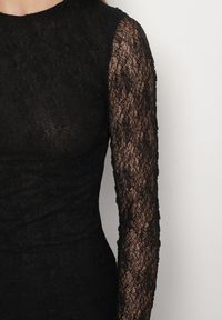 Born2be - Czarna Dopasowana Sukienka Koronkowa z Długim Rękawem Zenika. Kolor: czarny. Materiał: koronka. Długość rękawa: długi rękaw. Wzór: koronka. Sezon: zima, jesień, wiosna. Styl: elegancki #3