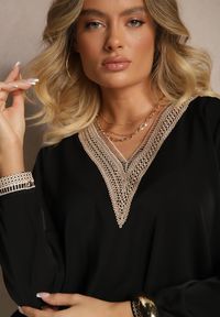 Renee - Czarna Rustykalna Bluzka z Dekoltem w Serek Zdobiona Koronką Gonasea. Typ kołnierza: dekolt w serek. Kolor: czarny. Materiał: koronka. Długość rękawa: długi rękaw. Długość: długie. Wzór: aplikacja, koronka