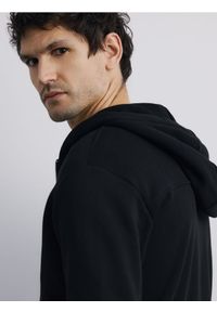 Reserved - Rozpinana bluza z kapturem - czarny. Kolor: czarny. Materiał: dzianina, bawełna #1