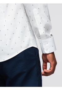 Ombre Clothing - Klasyczna męska bawełniana koszula SLIM FIT w kotwice - biała V3 - Rozmiar: S. Typ kołnierza: kołnierzyk klasyczny. Kolor: biały. Materiał: bawełna. Długość rękawa: długi rękaw. Długość: długie. Wzór: nadruk. Styl: klasyczny #6