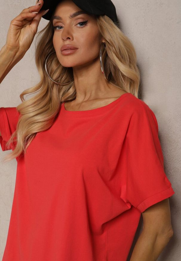 Renee - Czerwony Bawełniany T-shirt Oversize z Krótkim Rękawem i Dłuższym Tyłem Zanimara. Kolor: czerwony. Materiał: bawełna. Długość rękawa: krótki rękaw. Długość: krótkie