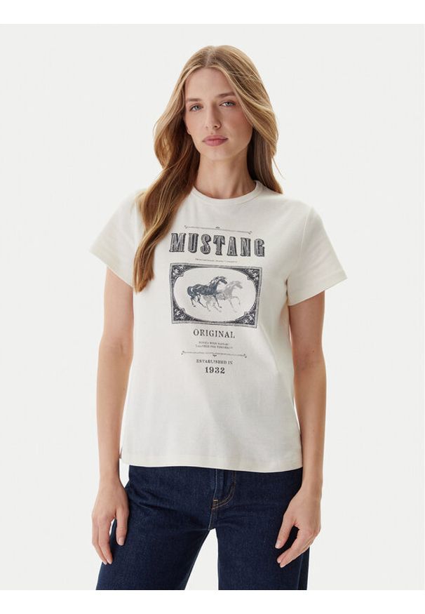 Mustang T-Shirt Rosewood 1016758 Écru Regular Fit. Kolor: kremowy. Materiał: bawełna