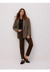 Reserved - Jeansy mom fit slim - brązowy. Kolor: brązowy