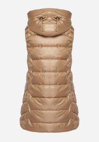 Born2be - Ciemnobeżowa Kamizelka z Odpinanym Kapturem Pikowana z Kieszeniami Quillasa. Kolor: beżowy. Materiał: materiał. Sezon: jesień, wiosna #7