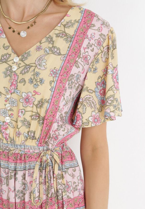 Born2be - Żółta Rozkloszowana Sukienka Midi z Gumką w Talii i Materiałowym Paskiem Shagumi. Kolor: żółty. Materiał: materiał. Sezon: wiosna, lato. Długość: midi