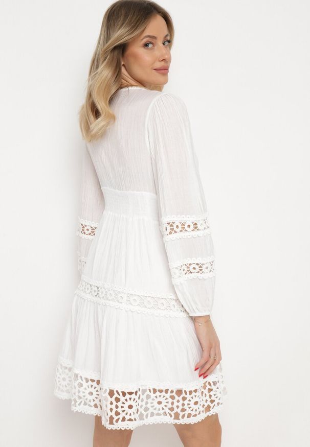 Born2be - Biała Sukienka Mini z Ażurowymi Wstawkami i Gumką w Talii Raliasa. Kolor: biały. Materiał: koronka. Wzór: ażurowy. Styl: boho. Długość: mini
