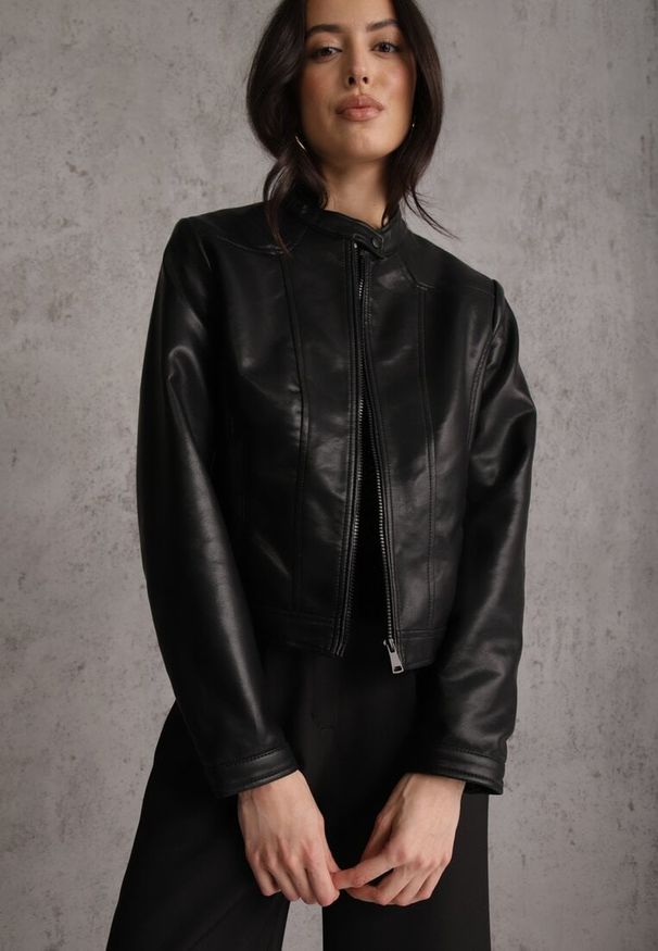 Renee - Czarna Taliowana Kurtka Ramoneska Y2K ze Stójką Fezilae. Okazja: na co dzień. Typ kołnierza: kołnierzyk stójkowy. Kolor: czarny. Materiał: poliester, skóra. Sezon: lato. Styl: casual, elegancki