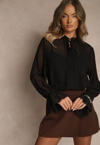 Renee - Czarna Siateczkowa Koszula VICES Zdobiona Falbankami i Wiązaniem Zevoria. Okazja: na co dzień. Typ kołnierza: kołnierz z falbankami. Kolor: czarny. Materiał: jeans. Długość rękawa: długi rękaw. Długość: długie. Wzór: aplikacja. Styl: klasyczny, casual