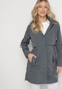 Born2be - Szara Kurtka w Stylu Parki z Odpinanym Kapturem i Troczkami Halirsa. Okazja: na spacer, na co dzień. Typ kołnierza: golf. Kolor: szary. Materiał: dzianina, jeans. Styl: casual, klasyczny #1