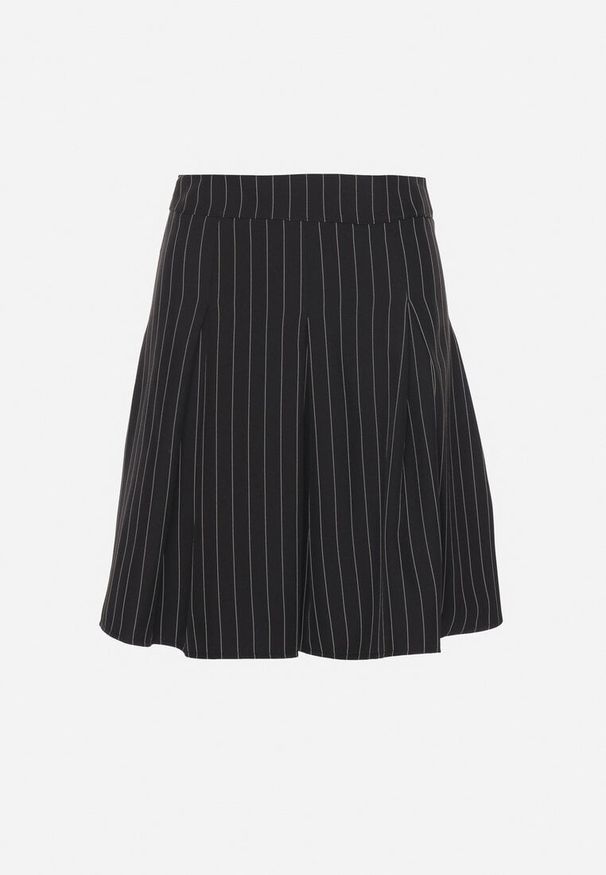 Born2be - Czarna Spódnica w Delikatne Paski o Rozkloszowanym Kroju z Plisami Redamara. Okazja: na co dzień. Kolor: czarny. Wzór: paski. Styl: elegancki, klasyczny, casual