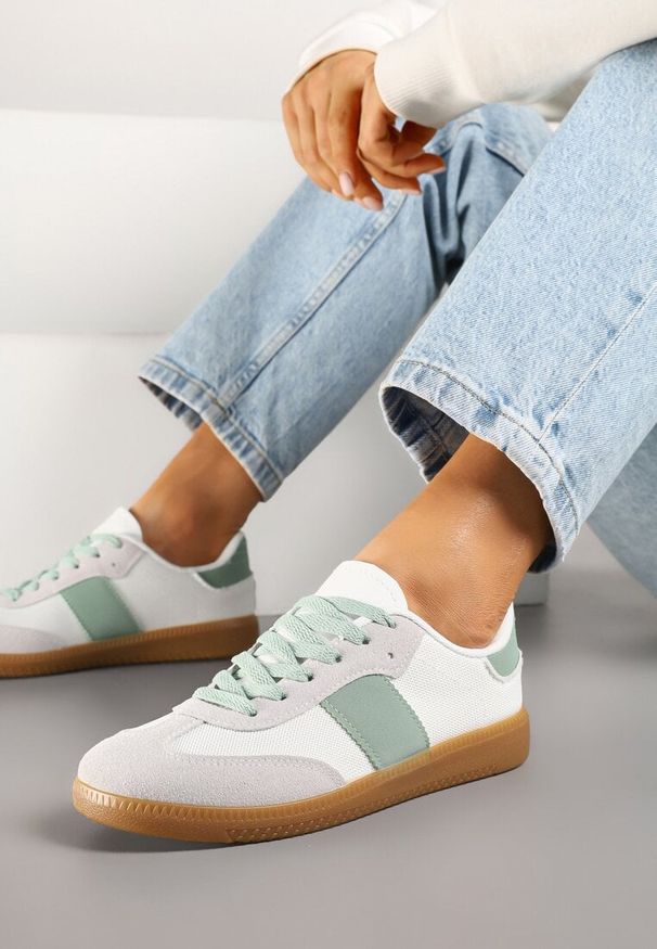 Born2be - Biało-Zielone Sneakersy Retro w Stylu Klasycznych Tenisówek Tanonea. Okazja: na co dzień. Zapięcie: sznurówki. Kolor: biały. Materiał: jeans