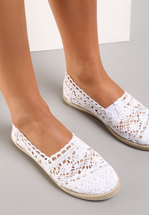 Renee - Białe Espadryle Gratifyinglys. Nosek buta: okrągły. Zapięcie: bez zapięcia. Kolor: biały. Materiał: materiał. Szerokość cholewki: normalna. Wzór: ażurowy, jednolity