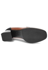 Brązowe Półbuty Armodo Skórzane Eleganckie Buty Na Obcasie. Okazja: do pracy, na spotkanie biznesowe. Zapięcie: klamry. Kolor: brązowy. Materiał: skóra. Obcas: na obcasie. Styl: elegancki. Wysokość obcasa: średni