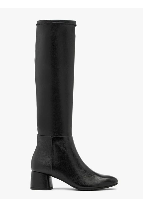 Ryłko - Czarne kozaki z elastyczną cholewką na niskim obcasie. Nosek buta: okrągły. Zapięcie: zamek. Kolor: czarny. Materiał: skóra. Szerokość cholewki: normalna. Obcas: na obcasie. Styl: street. Wysokość obcasa: niski