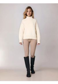 Sinsay - Legginsy z gumką pod stopą - brązowy. Kolor: brązowy