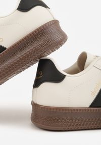 Born2be - Beżowo-Czarne Sneakersy w Stylu Tenisówek z Paskami na Boku Saliena. Okazja: na co dzień. Zapięcie: pasek. Kolor: beżowy. Materiał: skóra, jeans #3