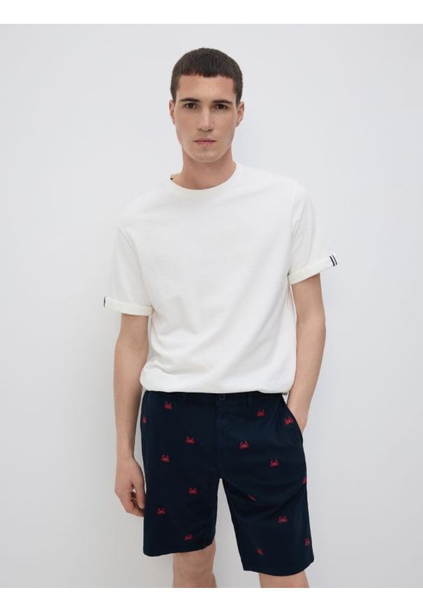 Reserved - Szorty regular z haftem - granatowy. Kolor: niebieski. Materiał: bawełna, tkanina. Wzór: haft