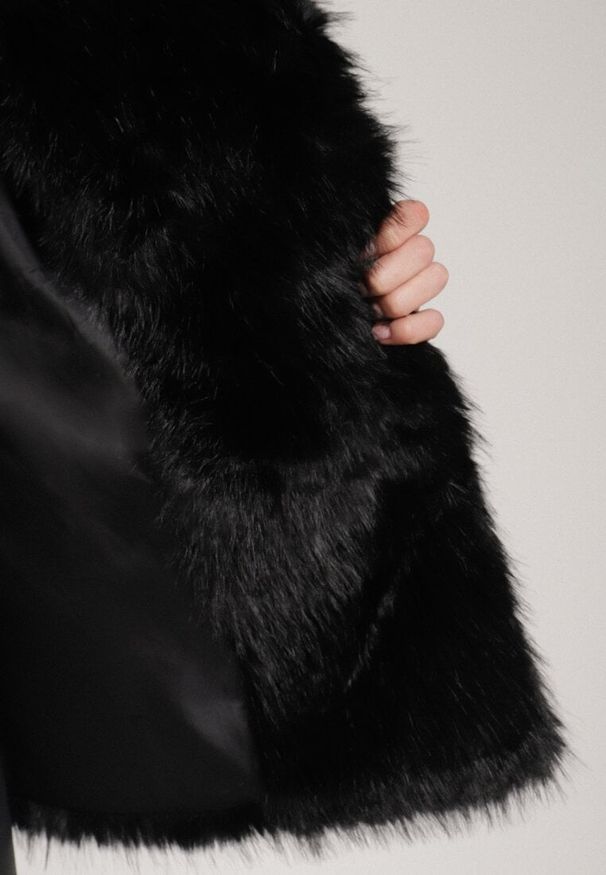 Born2be - Czarna Kurtka Futerko o Dwurzędowym Kroju Oversize Nevisa. Okazja: na spotkanie biznesowe, do pracy. Kolor: czarny. Materiał: futro. Sezon: zima, jesień. Styl: biznesowy