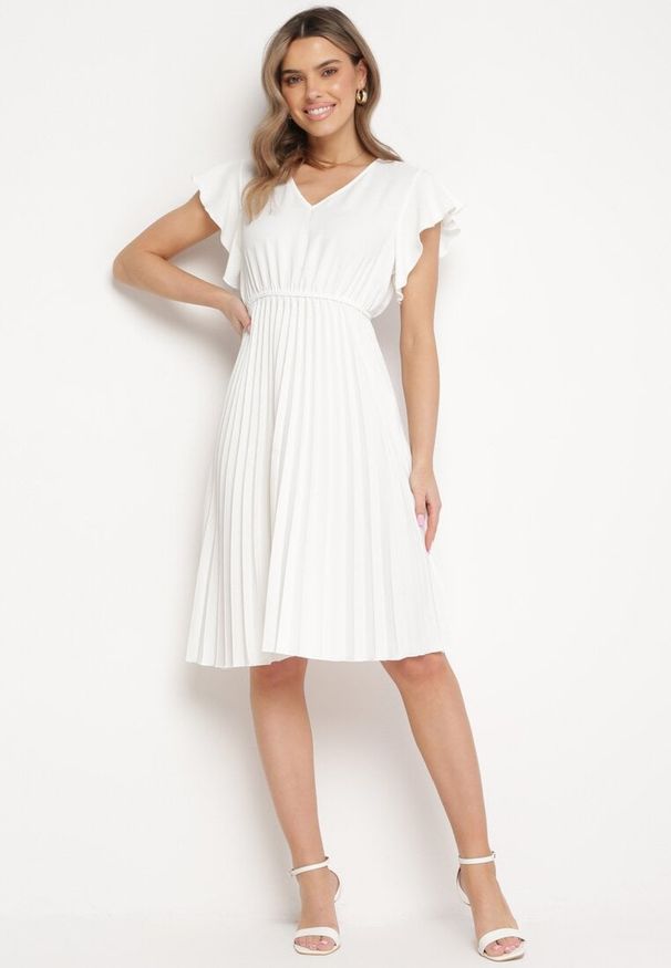 Born2be - Biała Sukienka Rozkloszowana Midi z Plisowanym Dołem Sabara. Okazja: na co dzień. Kolor: biały. Materiał: skóra. Styl: casual. Długość: midi