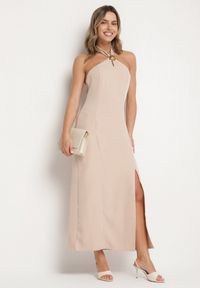 Born2be - Beżowa Sukienka z Wiskozą z Odkrytymi Plecami i Wiązaniem Zdobiona Broszką Nalorise. Kolor: beżowy. Materiał: wiskoza. Wzór: aplikacja. Styl: elegancki, klasyczny #2
