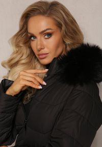 Renee - Czarna Kurtka z Klasycznym Pikowaniem i Kapturem z Futerkiem Aronnis. Kolor: czarny. Materiał: futro. Styl: klasyczny #3