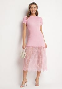 Born2be - Różowa Prążkowana Sukienka z Koronkowym Dołem Vilzedi. Kolor: różowy. Materiał: koronka, prążkowany. Typ sukienki: proste. Styl: glamour, elegancki #3