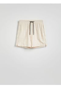 Reserved - Szorty slim fit - kremowy. Kolor: kremowy. Materiał: tkanina, wiskoza