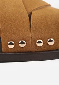 Born2be - Brązowe Klapki z Przeplatanymi Paskami i Nitami przy Podeszwie Marivyn. Okazja: na co dzień, na randkę. Kolor: brązowy. Materiał: len. Sezon: lato. Styl: casual, elegancki #8