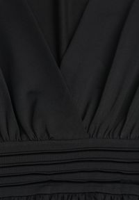 Born2be - Czarna Rozkloszowana Sukienka z Wiskozą Selithiel. Okazja: na ślub cywilny, na wesele, na imprezę. Typ kołnierza: dekolt w serek. Kolor: czarny. Materiał: wiskoza. Styl: elegancki #7