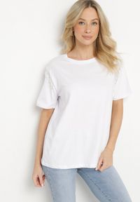 Born2be - Biały Bawełniany T-shirt Ozdobiony Koralikami Tlerra. Okazja: na co dzień. Kolor: biały. Materiał: bawełna. Wzór: aplikacja. Sezon: lato, wiosna. Styl: sportowy, klasyczny, casual #4