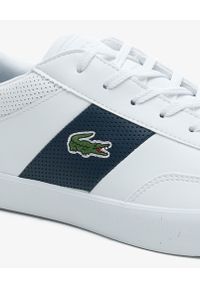 Lacoste - LACOSTE - Białe sneakersy z haftowanym logo COURT-MASTER. Kolor: biały. Materiał: materiał, poliester. Wzór: haft #5