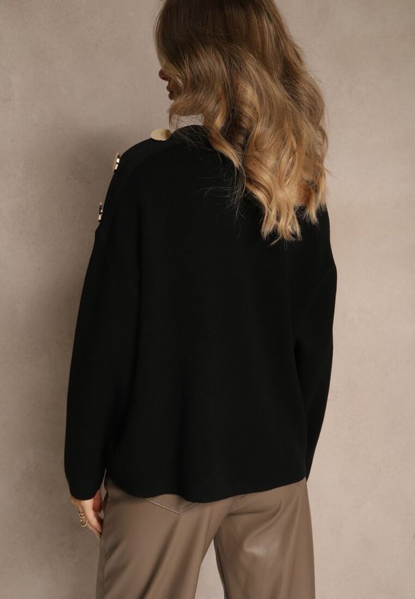 Renee - Czarny Sweter z Metalicznymi Guzikami na Ramieniu Ederlia. Okazja: do pracy, na spotkanie biznesowe. Typ kołnierza: golf. Kolor: czarny. Materiał: skóra. Styl: elegancki, biznesowy