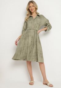 Born2be - Zielona Sukienka o Koszulowym Kroju z Paskiem z Klamrą Evelmio. Okazja: na co dzień. Typ kołnierza: kołnierzyk klasyczny. Kolor: zielony. Materiał: jeans. Długość rękawa: długi rękaw. Typ sukienki: koszulowe. Styl: elegancki, casual, klasyczny #1