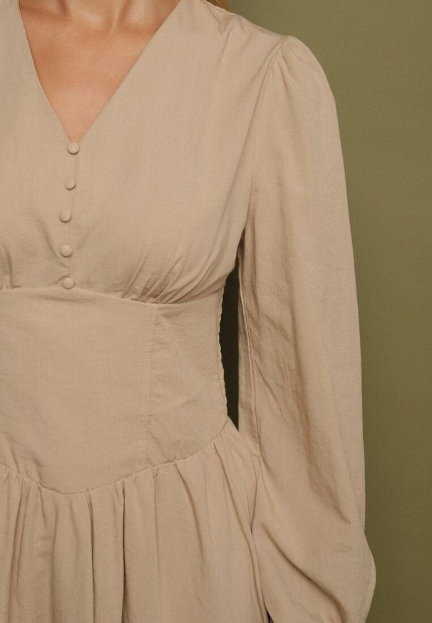 Born2be - Beżowa Sukienka z Wiskozą z Gorsetową Talią i Bufiastymi Rękawami Aniste. Okazja: na co dzień. Typ kołnierza: dekolt gorset. Kolor: beżowy. Materiał: wiskoza. Typ sukienki: gorsetowe. Styl: casual, elegancki, sportowy, wizytowy