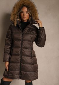 Renee - Ciemnobrązowa Pikowana Kurtka o Długim Fasonie z Odpinanym Kapturem z Futerkiem Fenalda. Okazja: na spacer. Kolor: brązowy. Materiał: futro. Długość: długie. Styl: elegancki #8