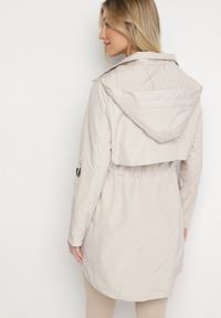 Born2be - Jasnobeżowa Kurtka Parka z Kapturem Odpinanym w Stylu Utility Janiora. Okazja: na co dzień. Typ kołnierza: kaptur. Kolor: beżowy. Długość rękawa: długi rękaw. Długość: długie. Styl: casual, klasyczny #6