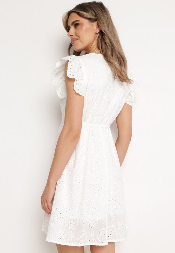 Born2be - Biała Sukienka z Bawełny o Haftowanym Wykończeniu i Rozkloszowanym Kroju Laveria. Typ kołnierza: dekolt w kształcie V. Kolor: biały. Materiał: bawełna. Wzór: haft. Styl: elegancki