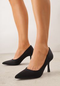 Renee - Czarne Gładkie Szpilki z Tkaniny w Klasycznym Stylu Jynienne. Okazja: na spotkanie biznesowe. Kolor: czarny. Materiał: tkanina. Wzór: gładki. Obcas: na szpilce. Styl: klasyczny #6
