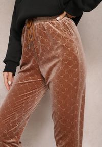 Renee - Brązowe Welurowe Spodnie z Tłoczeniem i Gumką w Pasie Aktera. Kolor: brązowy. Materiał: welur. Wzór: aplikacja