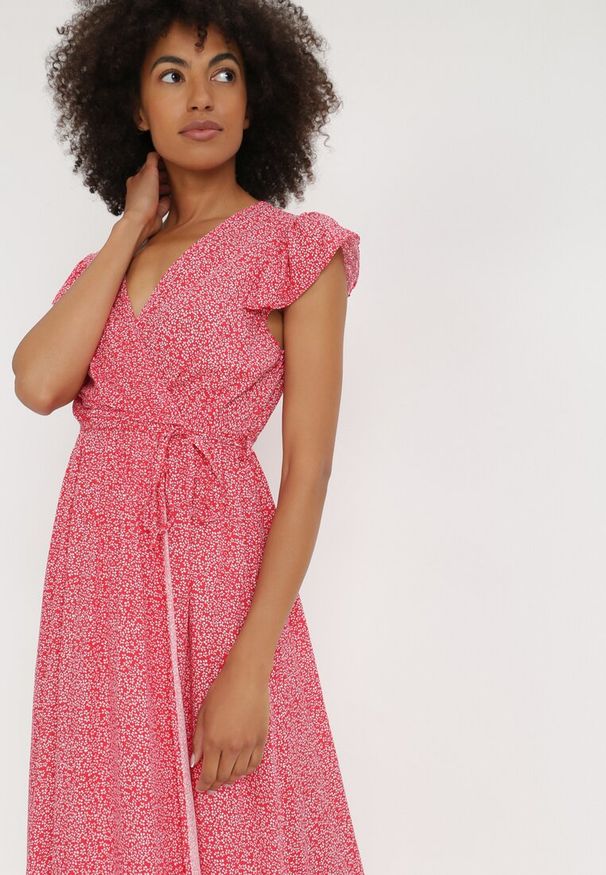 Born2be - Czerwona Sukienka Jophiel. Kolor: czerwony. Materiał: materiał. Wzór: kwiaty, nadruk. Typ sukienki: kopertowe. Długość: maxi