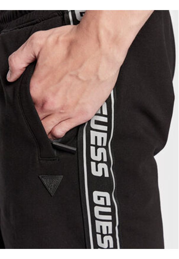 Guess Szorty sportowe Z2YD02 K6ZS1 Czarny Regular Fit. Kolor: czarny. Materiał: bawełna. Styl: sportowy