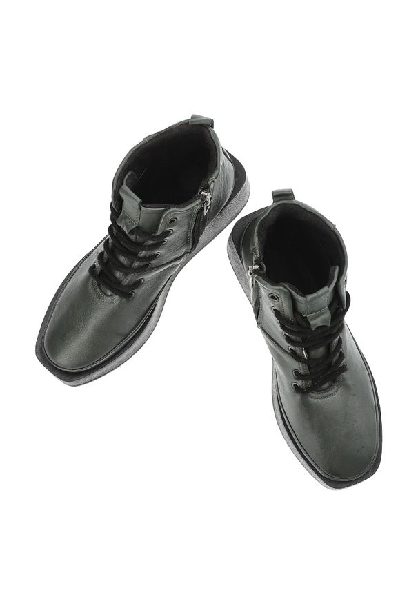 Zielone Botki Artiker Modne Obuwie Damskie. Okazja: na co dzień. Kolor: zielony. Materiał: skóra. Obcas: na koturnie. Styl: casual, elegancki. Wysokość obcasa: średni