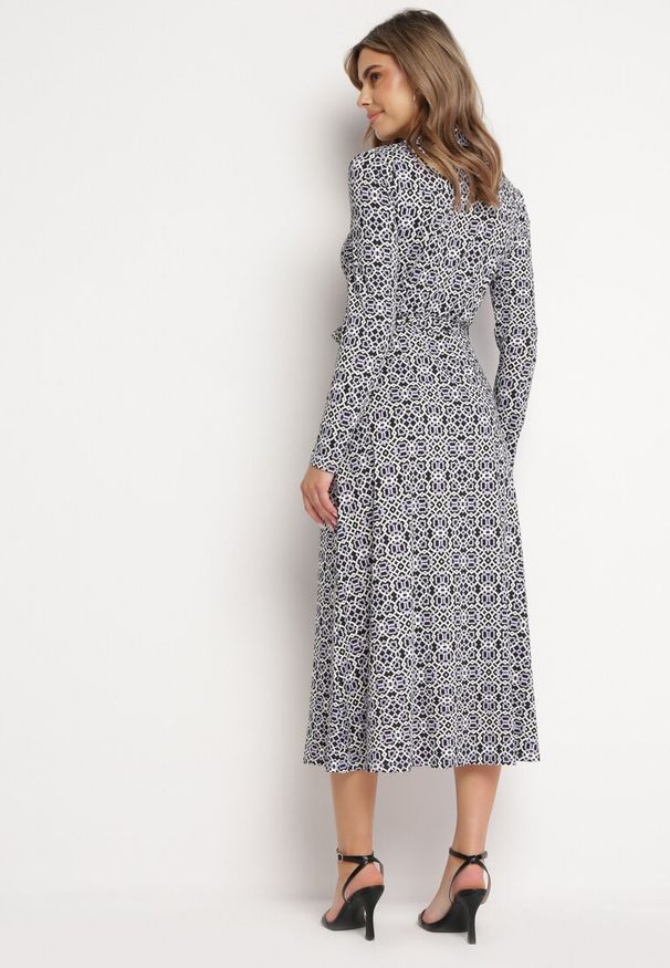 Born2be - Biało-Fioletowa Taliowana Sukienka Maxi z Materiałowym Paskiem w Geometryczny Print Filint. Kolor: biały. Materiał: materiał. Wzór: geometria, nadruk. Długość: maxi