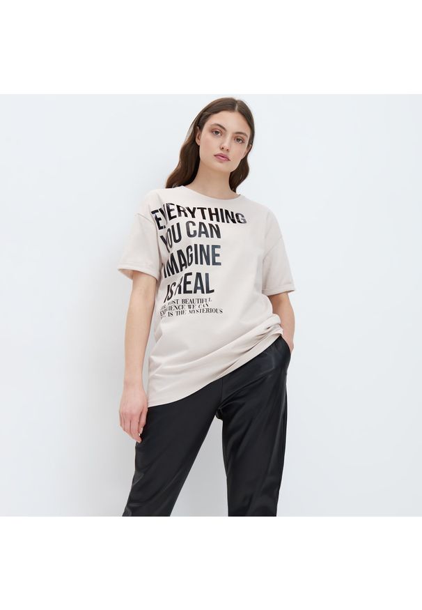 Mohito - T-shirt oversize z napisem - Kremowy. Kolor: kremowy. Wzór: napisy