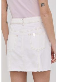 Liu Jo spódnica jeansowa kolor biały mini prosta. Okazja: na co dzień. Kolor: biały. Materiał: jeans. Wzór: gładki. Styl: casual